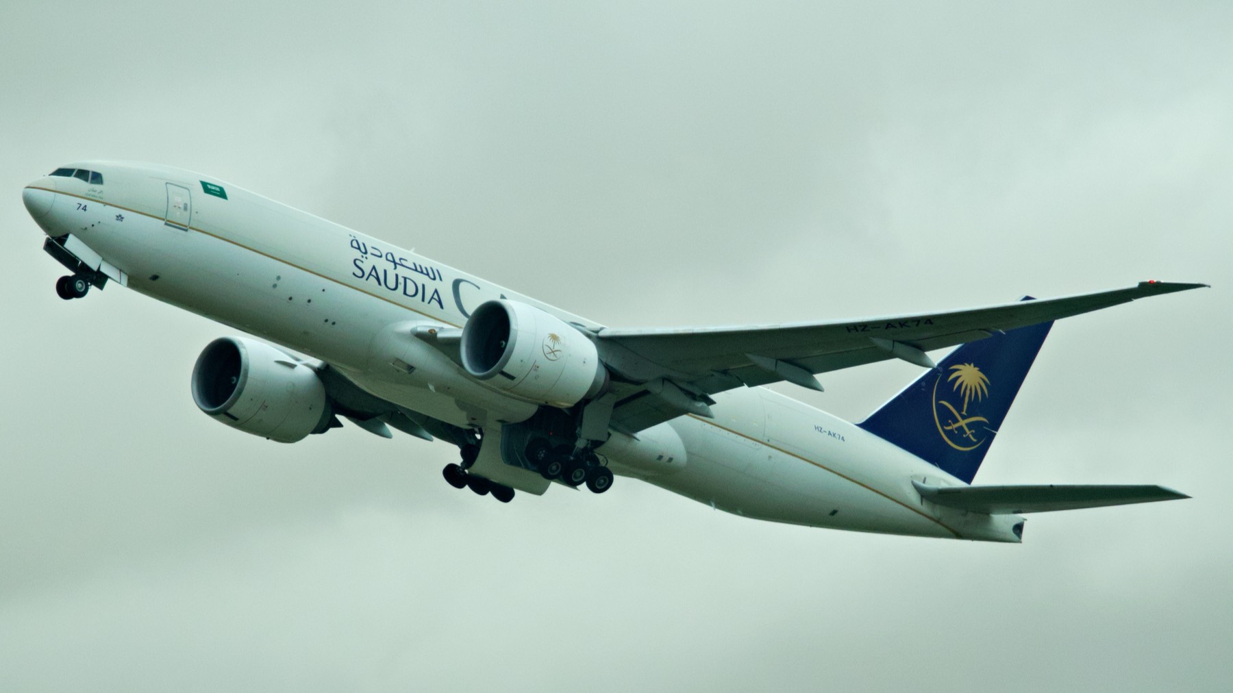沙特航空 777 收轮爬升——中东航线在深圳的日常。