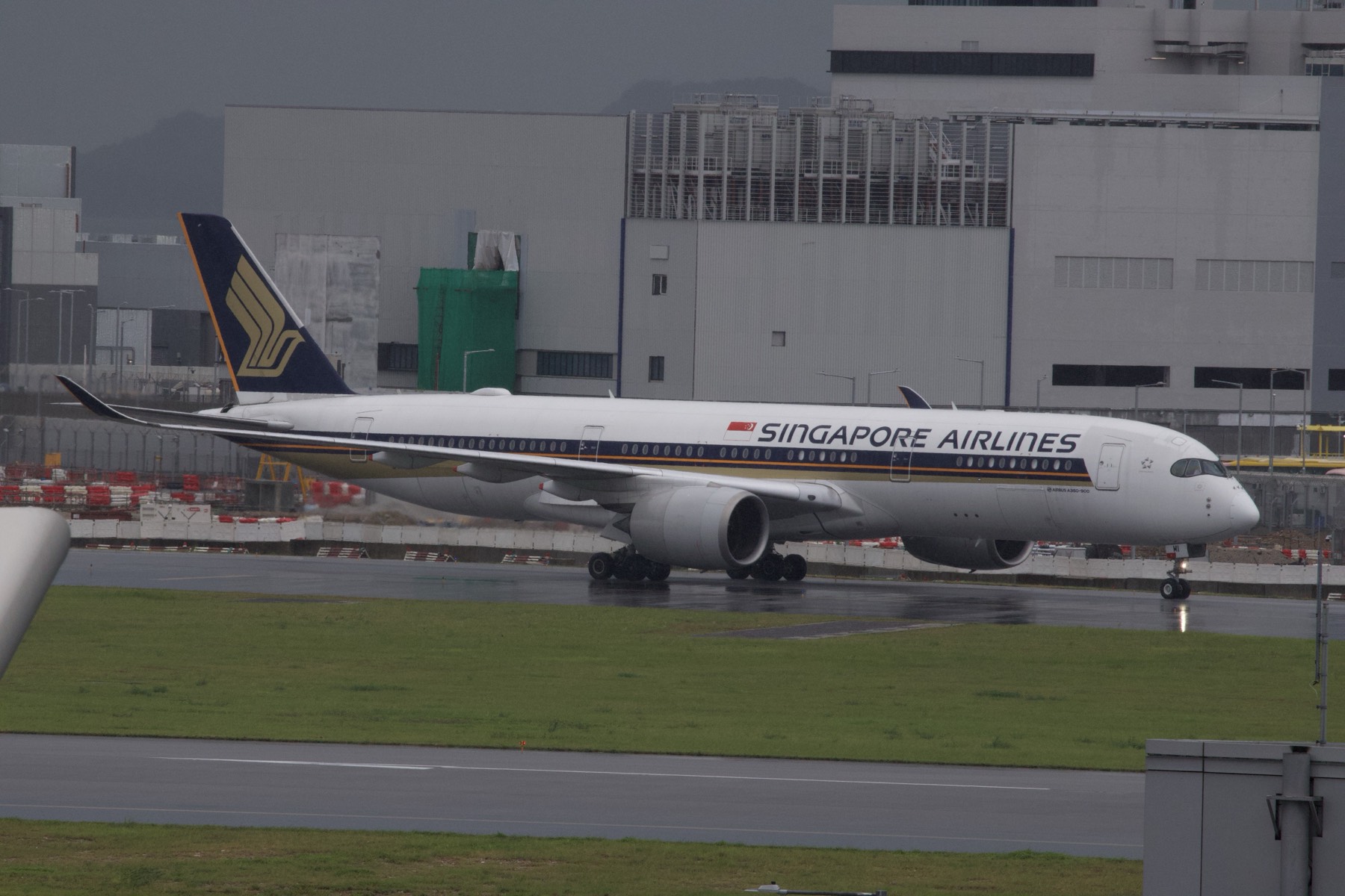 新航 A350 滑向跑道。